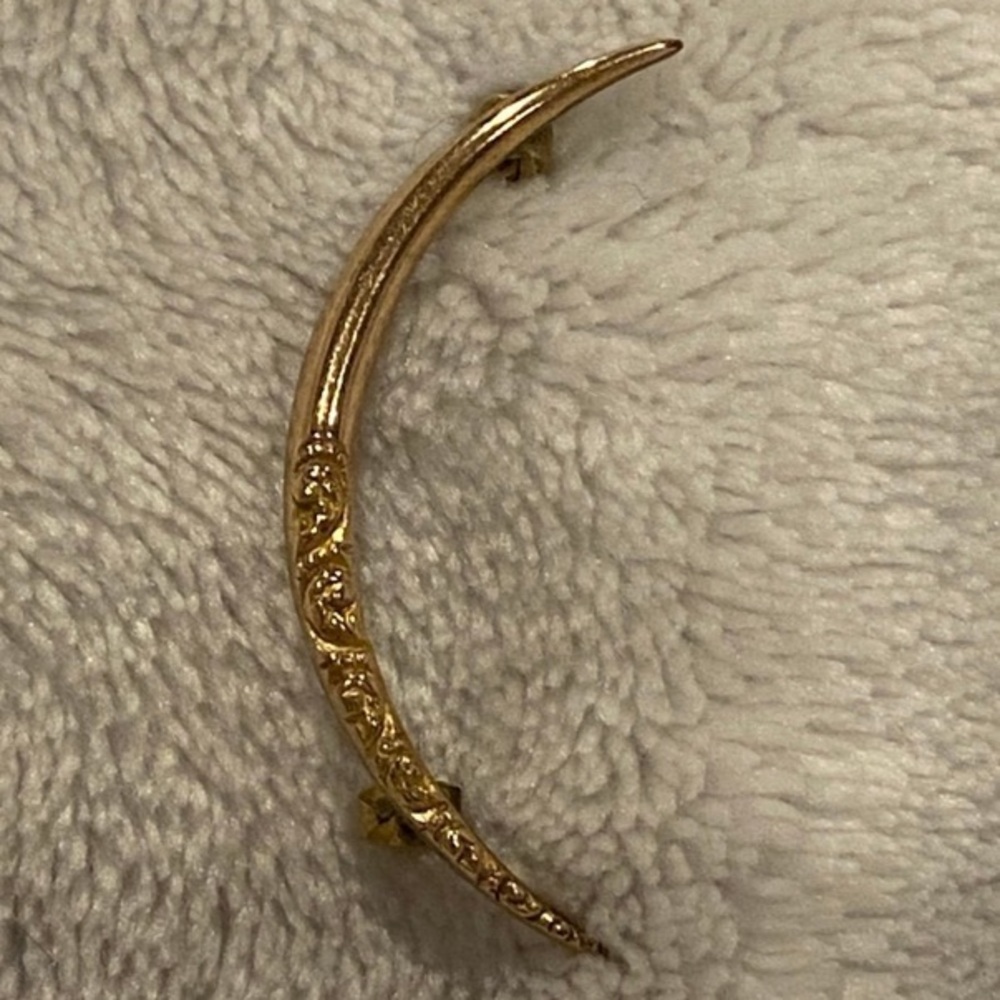Victorian Gold Crescent Moon Brooch Pin. No markings